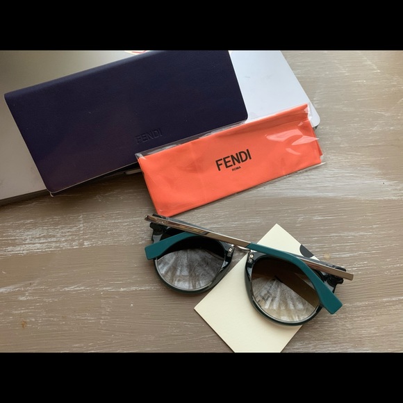 ❌GONE❌ Beautiful Fendi sunglasses with everything - Picture 4 of 4